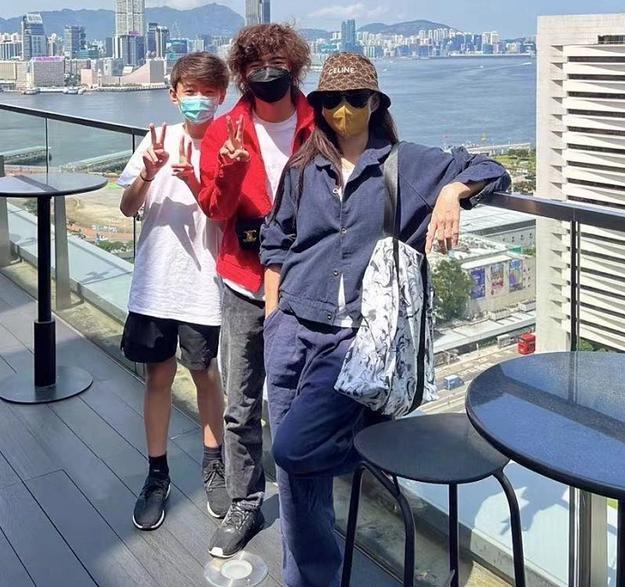 张柏芝坐飞机被偶遇，扎马尾青春靓丽，出道多年颜值依旧