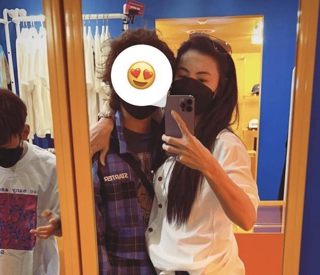 张柏芝坐飞机被偶遇，扎马尾青春靓丽，出道多年颜值依旧