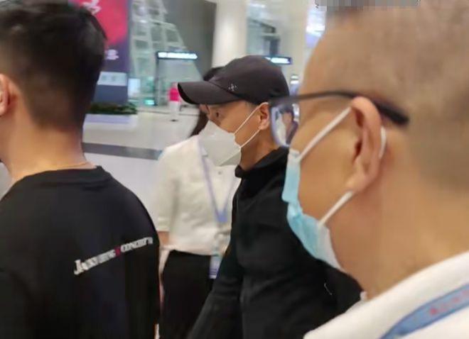 张学友现身武汉机场！接机粉丝还没保安多，接地气行为获赞