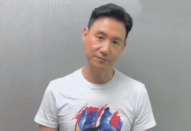 张学友现身武汉机场！接机粉丝还没保安多，接地气行为获赞