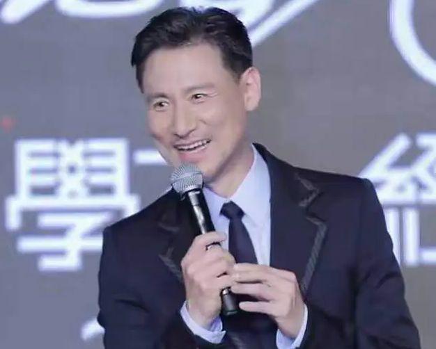 张学友现身武汉机场！接机粉丝还没保安多，接地气行为获赞