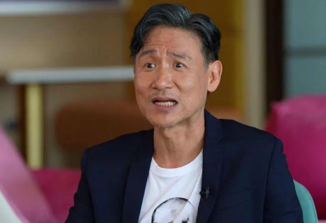 张学友现身武汉机场！接机粉丝还没保安多，接地气行为获赞
