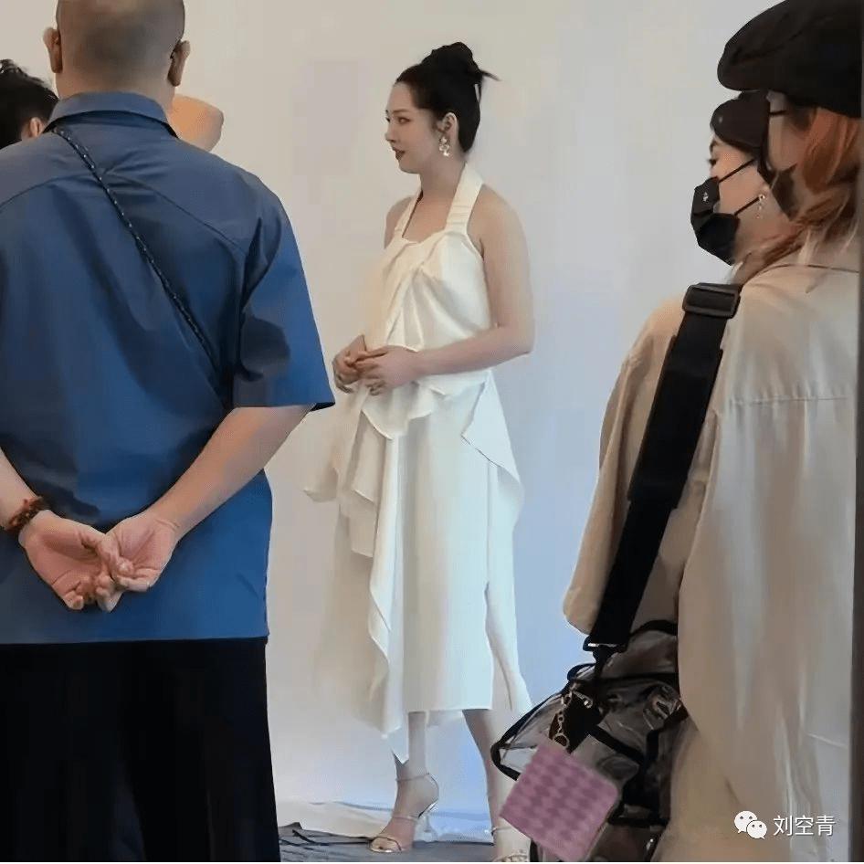 她现在的脸，把人吓傻了？
