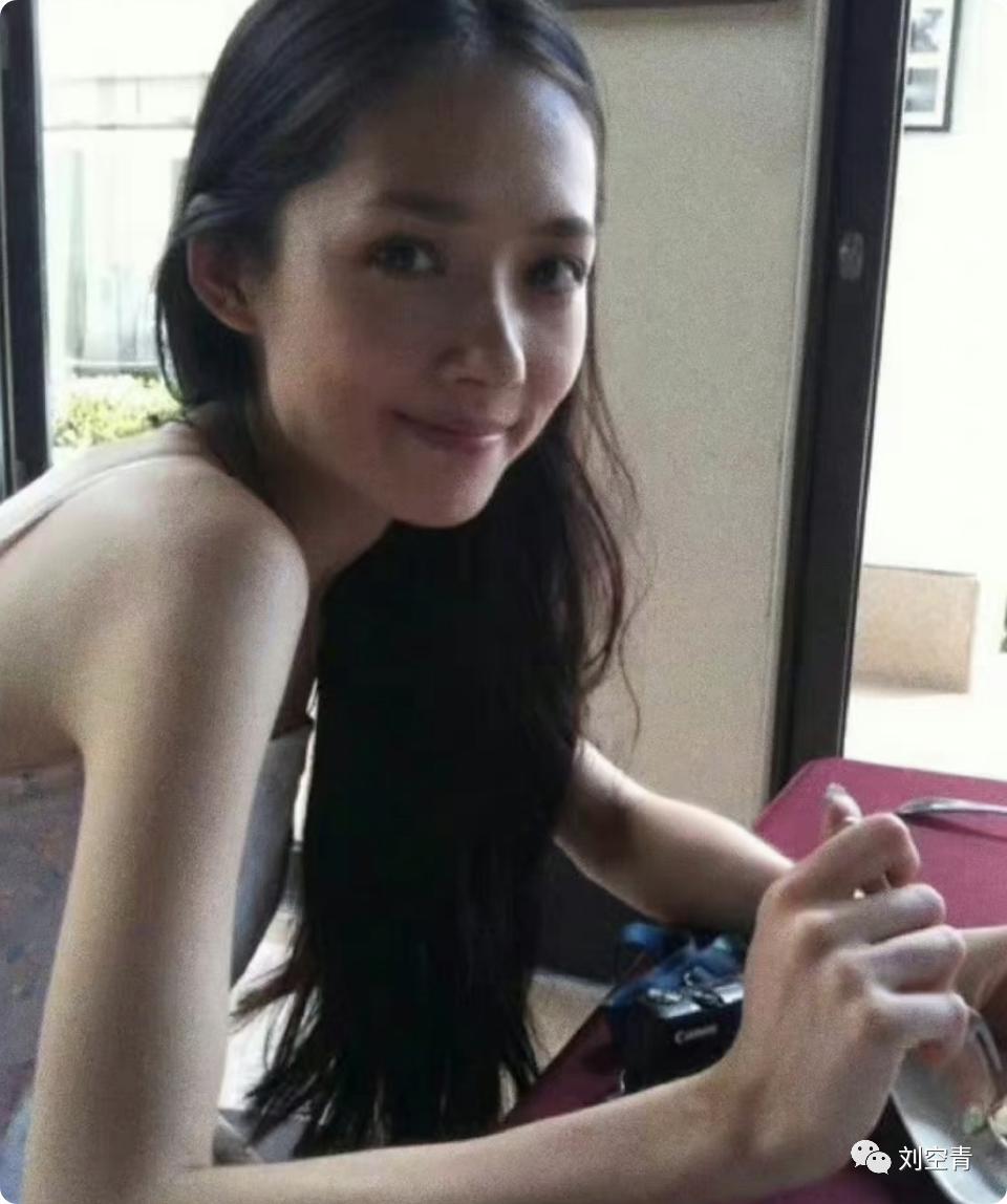 她现在的脸，把人吓傻了？