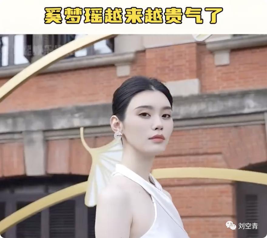 她现在的脸，把人吓傻了？