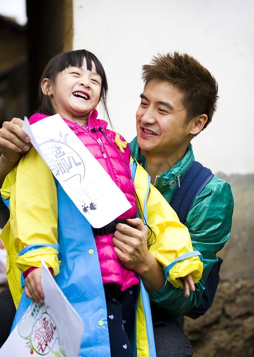 《爸爸去哪儿》播出10年了，天天出国留学，Kimi长相清秀