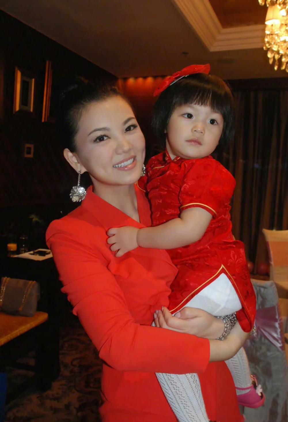 《爸爸去哪儿》播出10年了，天天出国留学，Kimi长相清秀