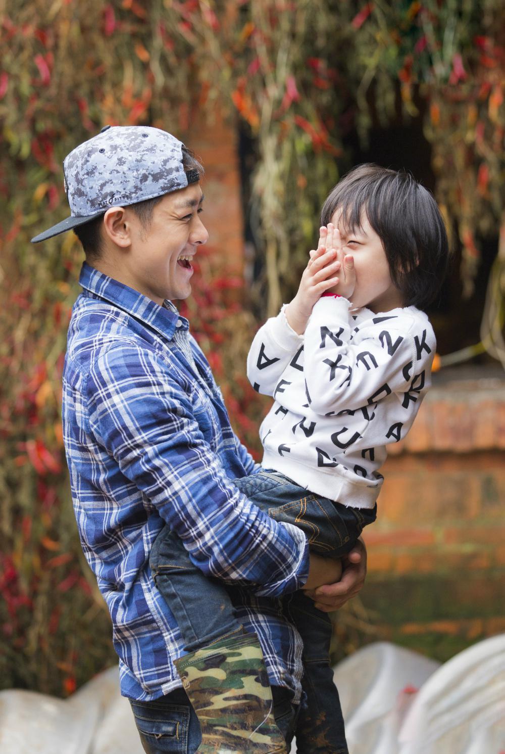 《爸爸去哪儿》播出10年了，天天出国留学，Kimi长相清秀