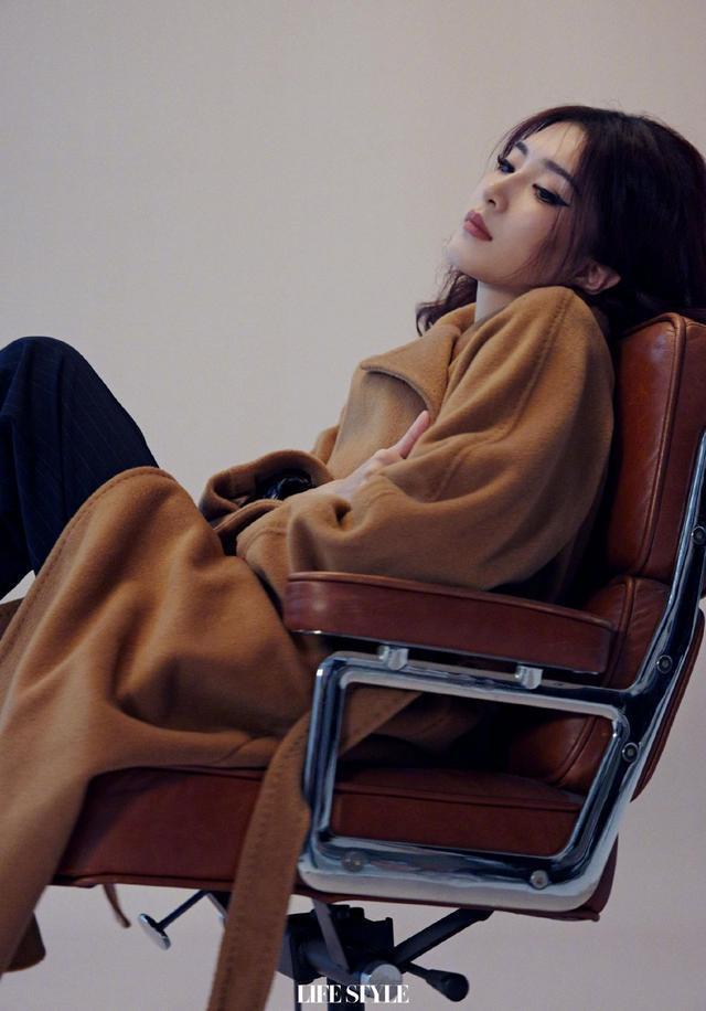 江疏影美拉德风大片释出 钓系猫眼妆彰显时尚魅力