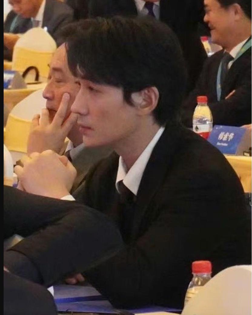 沈腾张颂文朱一龙出席大会，冯远征于和伟地位不一般