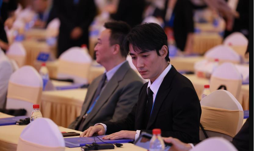 沈腾张颂文朱一龙出席大会，冯远征于和伟地位不一般