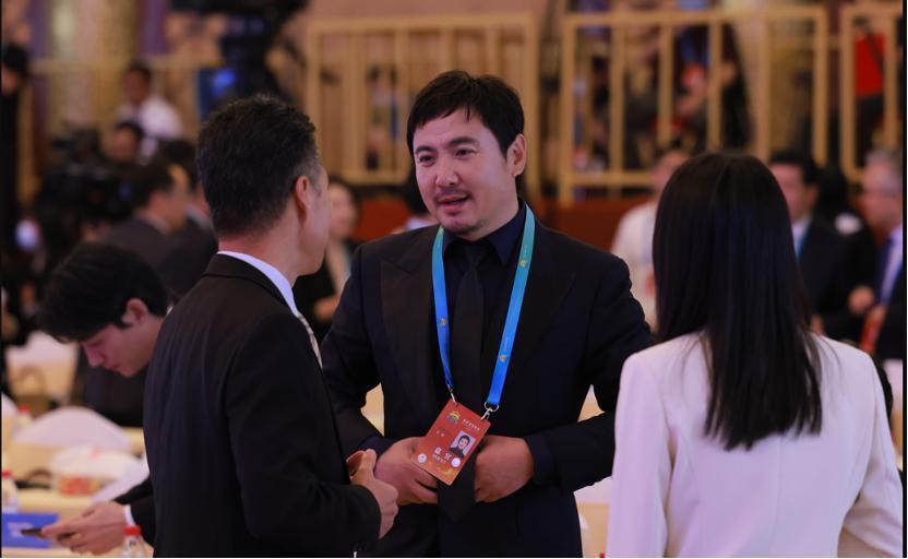 沈腾张颂文朱一龙出席大会，冯远征于和伟地位不一般