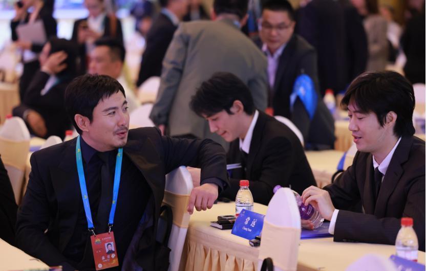 沈腾张颂文朱一龙出席大会，冯远征于和伟地位不一般