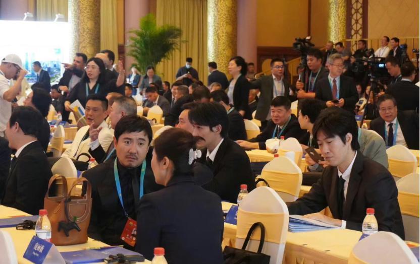 沈腾张颂文朱一龙出席大会，冯远征于和伟地位不一般