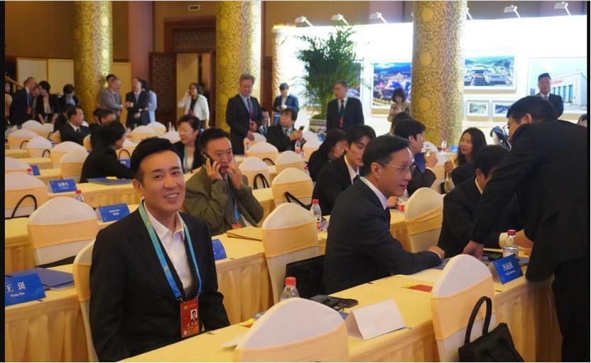 沈腾张颂文朱一龙出席大会，冯远征于和伟地位不一般