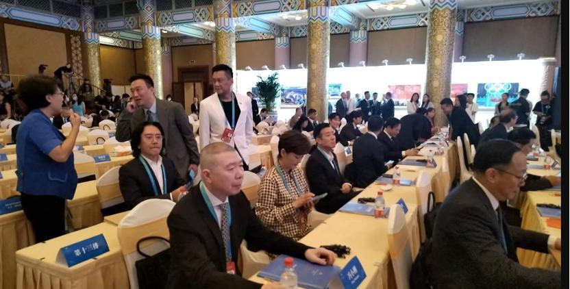 沈腾张颂文朱一龙出席大会，冯远征于和伟地位不一般