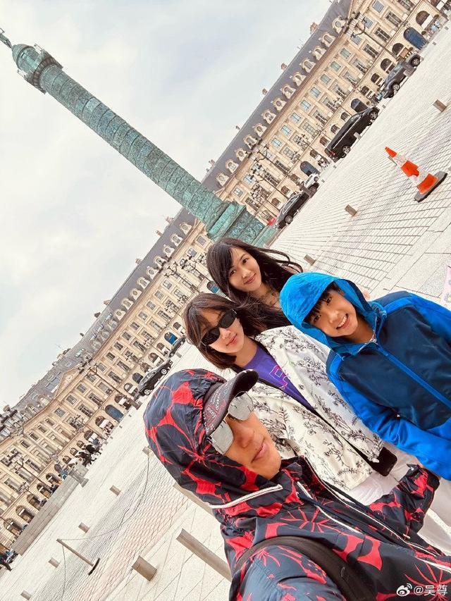 吴尊晒全家暑假巴黎游随拍 与林丽吟在埃菲尔铁塔下亲吻
