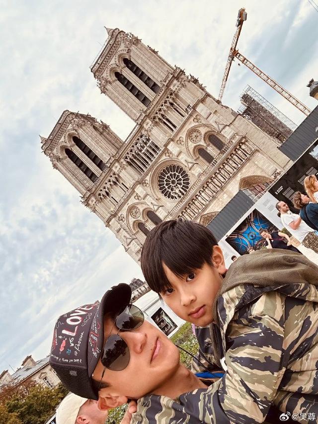 吴尊晒全家暑假巴黎游随拍 与林丽吟在埃菲尔铁塔下亲吻