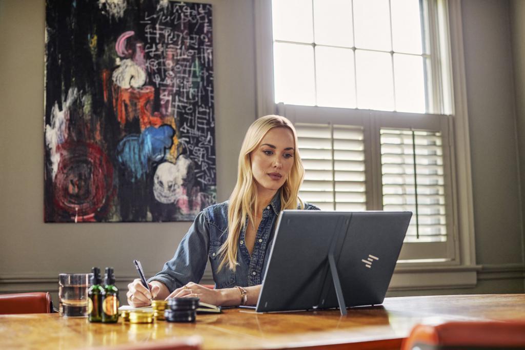 惠普发布世界最薄 17 英寸可折叠笔记本电脑Spectre Fold