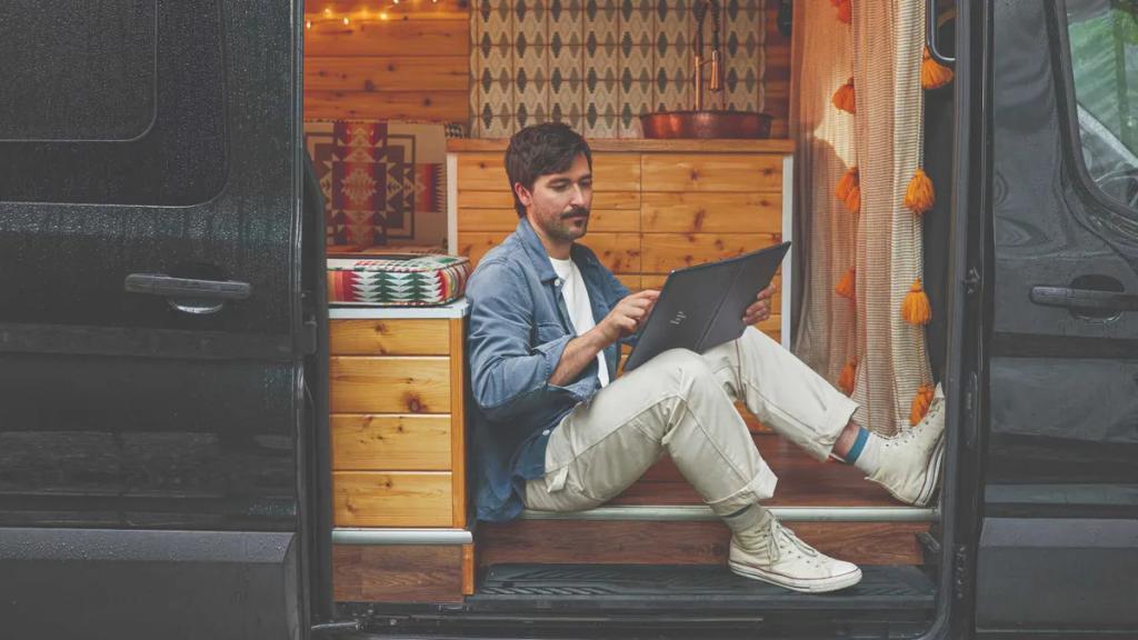 惠普发布世界最薄 17 英寸可折叠笔记本电脑Spectre Fold