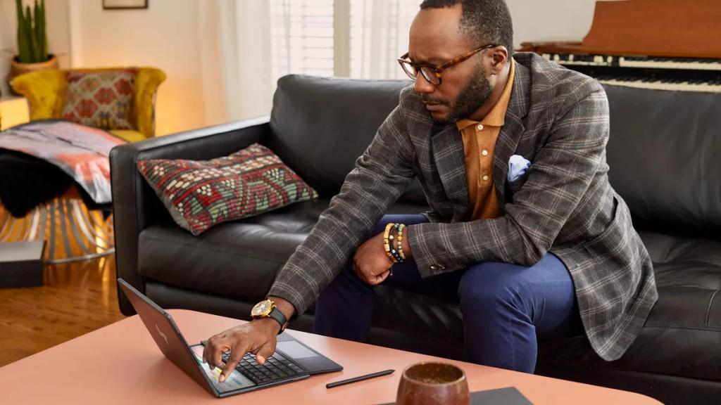 惠普发布世界最薄 17 英寸可折叠笔记本电脑Spectre Fold