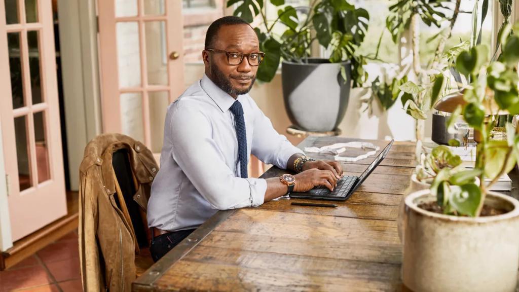 惠普发布世界最薄 17 英寸可折叠笔记本电脑Spectre Fold