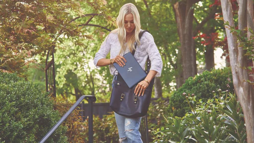 惠普发布世界最薄 17 英寸可折叠笔记本电脑Spectre Fold