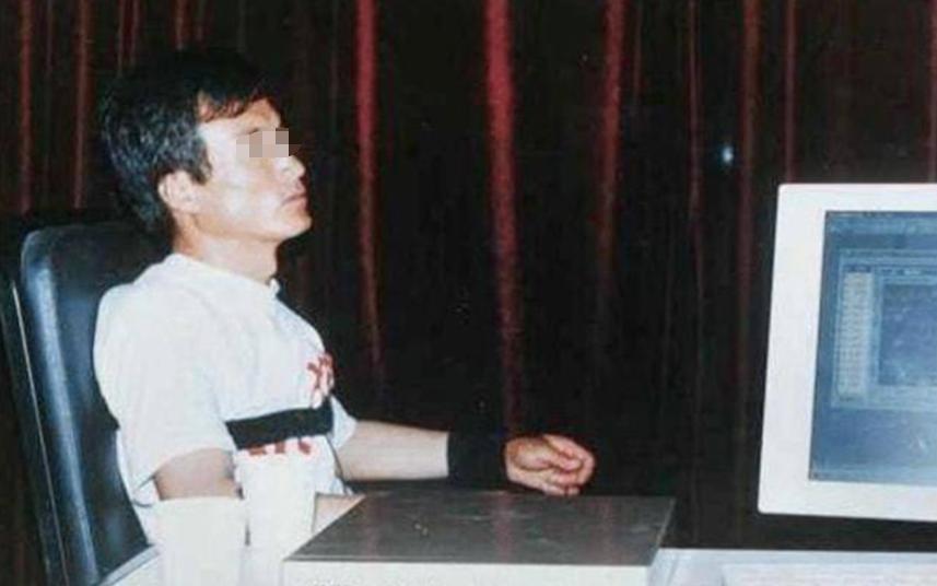 离谱！直播展示外星人，还“怀孕”了？