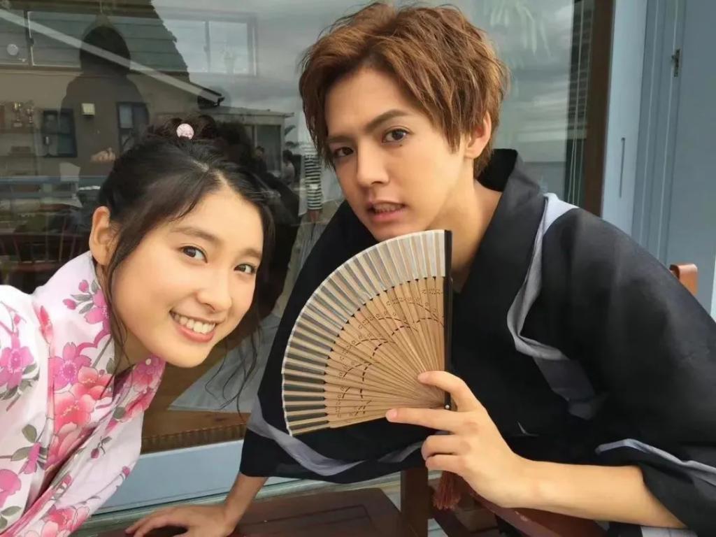 还记得《哥哥太爱我》的妹妹土屋太凤吗？她当妈妈啦