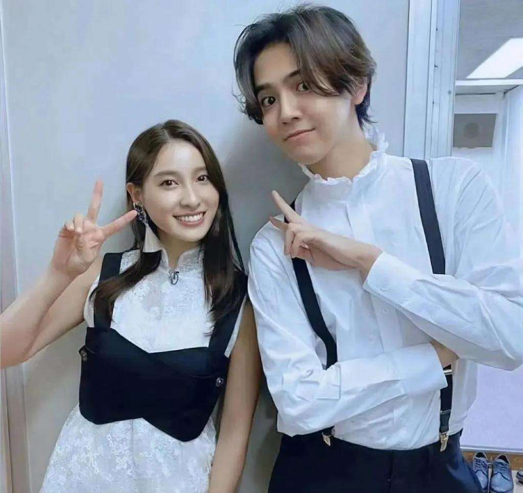 还记得《哥哥太爱我》的妹妹土屋太凤吗？她当妈妈啦