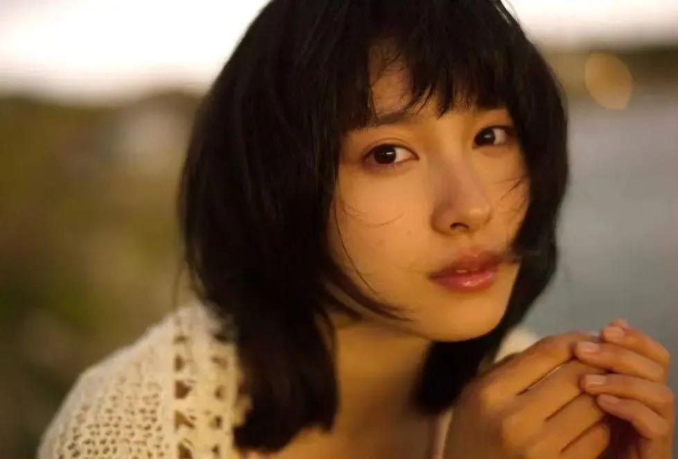 还记得《哥哥太爱我》的妹妹土屋太凤吗？她当妈妈啦