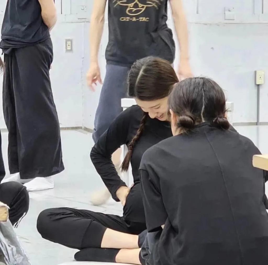 还记得《哥哥太爱我》的妹妹土屋太凤吗？她当妈妈啦