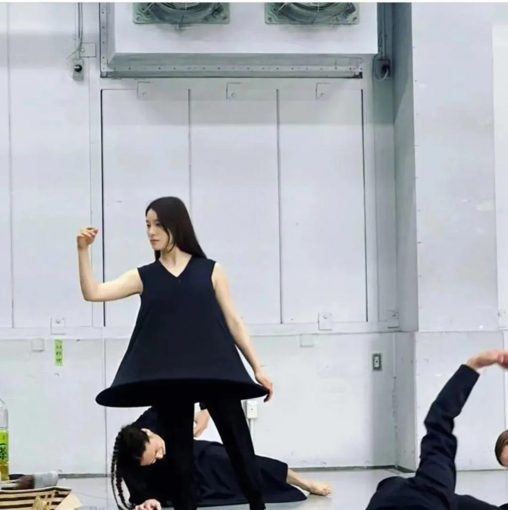 还记得《哥哥太爱我》的妹妹土屋太凤吗？她当妈妈啦