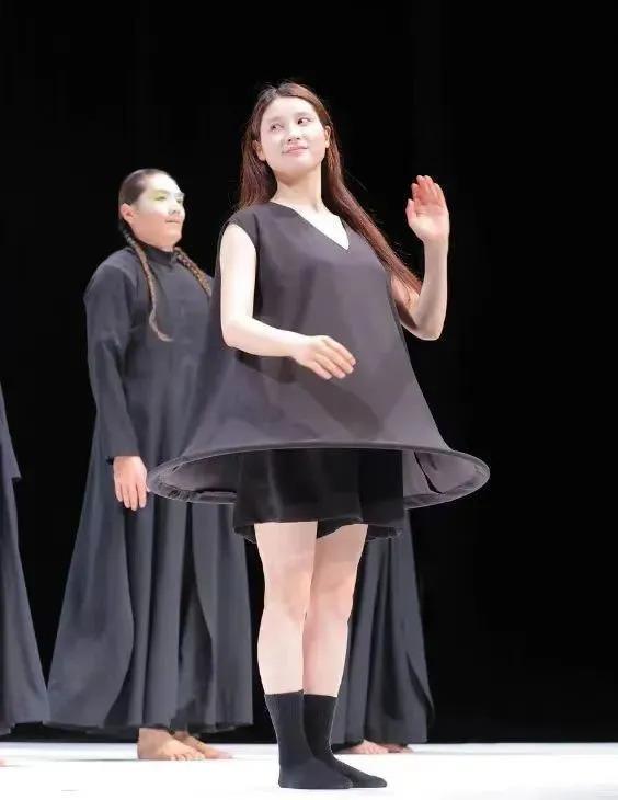 还记得《哥哥太爱我》的妹妹土屋太凤吗？她当妈妈啦