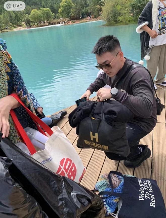 36岁张馨予旅居云南小县城！武警老公如影随形