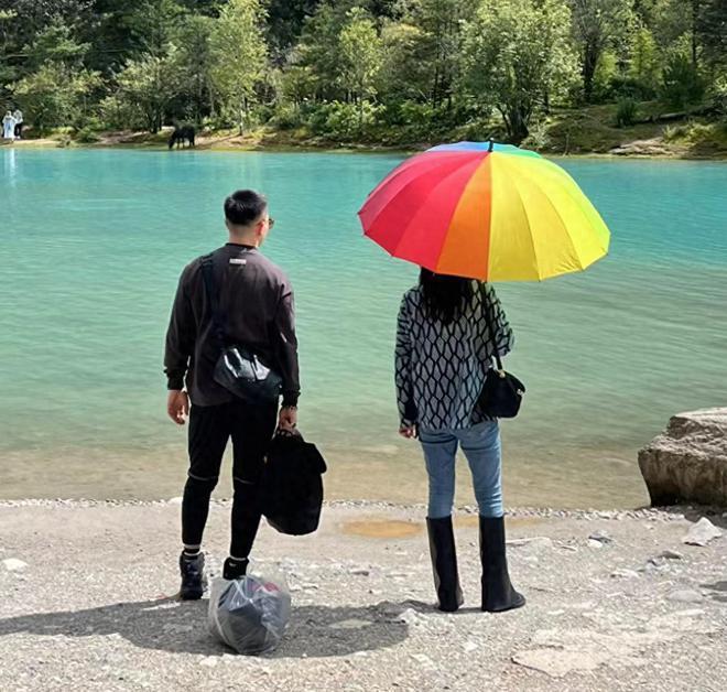 36岁张馨予旅居云南小县城！武警老公如影随形