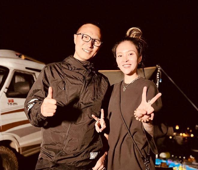 泪目！张恒远逝世3个月 毕夏携遗照爬神山悲痛发文