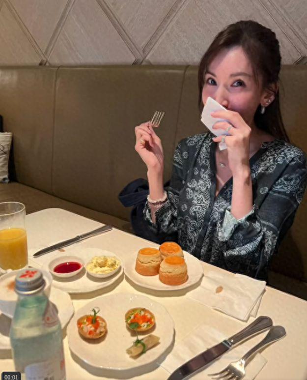 林志颖老婆幸福晒家庭日，174cm身高只有100斤