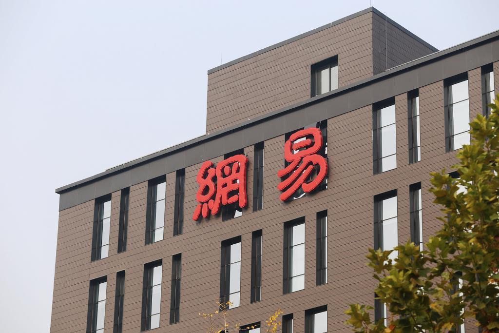 华为发布会定档，Mate60 Pro 出货量上调 / iPhone 15 Pro 跑分出炉 / 茅台德芙官宣联名