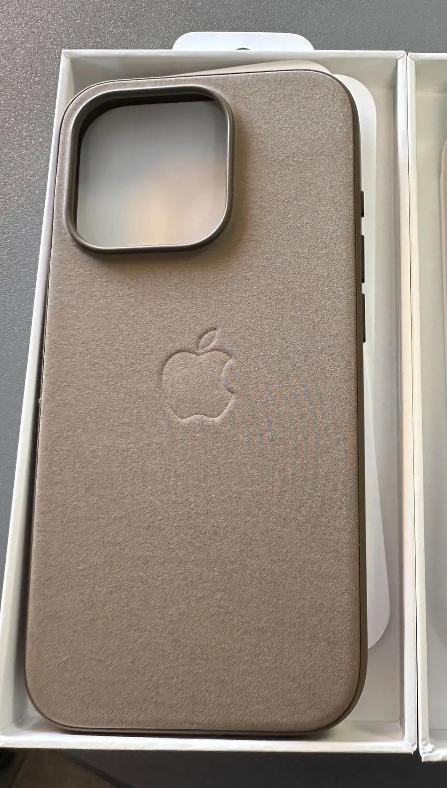 评价褒贬不一，网友开箱苹果iPhone 15系列机型 FineWoven 保护套