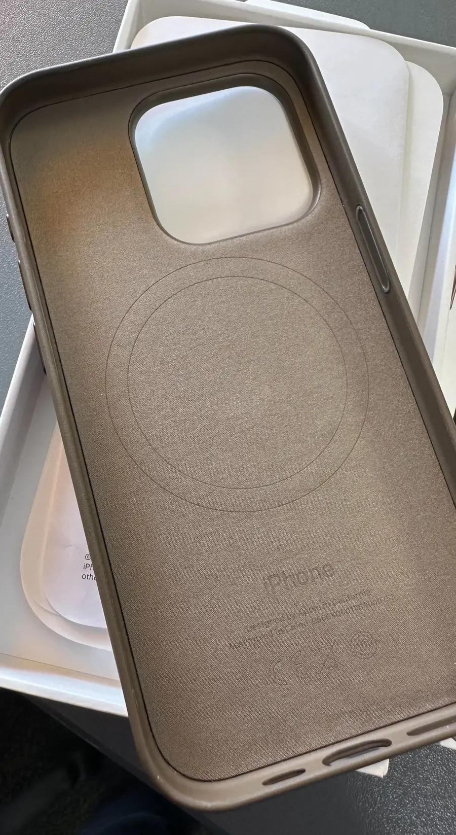 评价褒贬不一，网友开箱苹果iPhone 15系列机型 FineWoven 保护套
