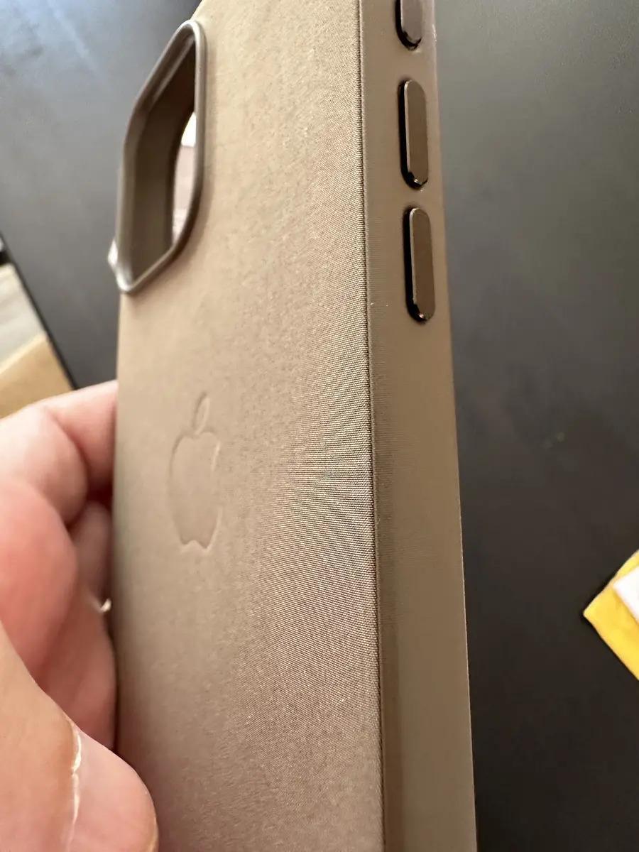 评价褒贬不一，网友开箱苹果iPhone 15系列机型 FineWoven 保护套