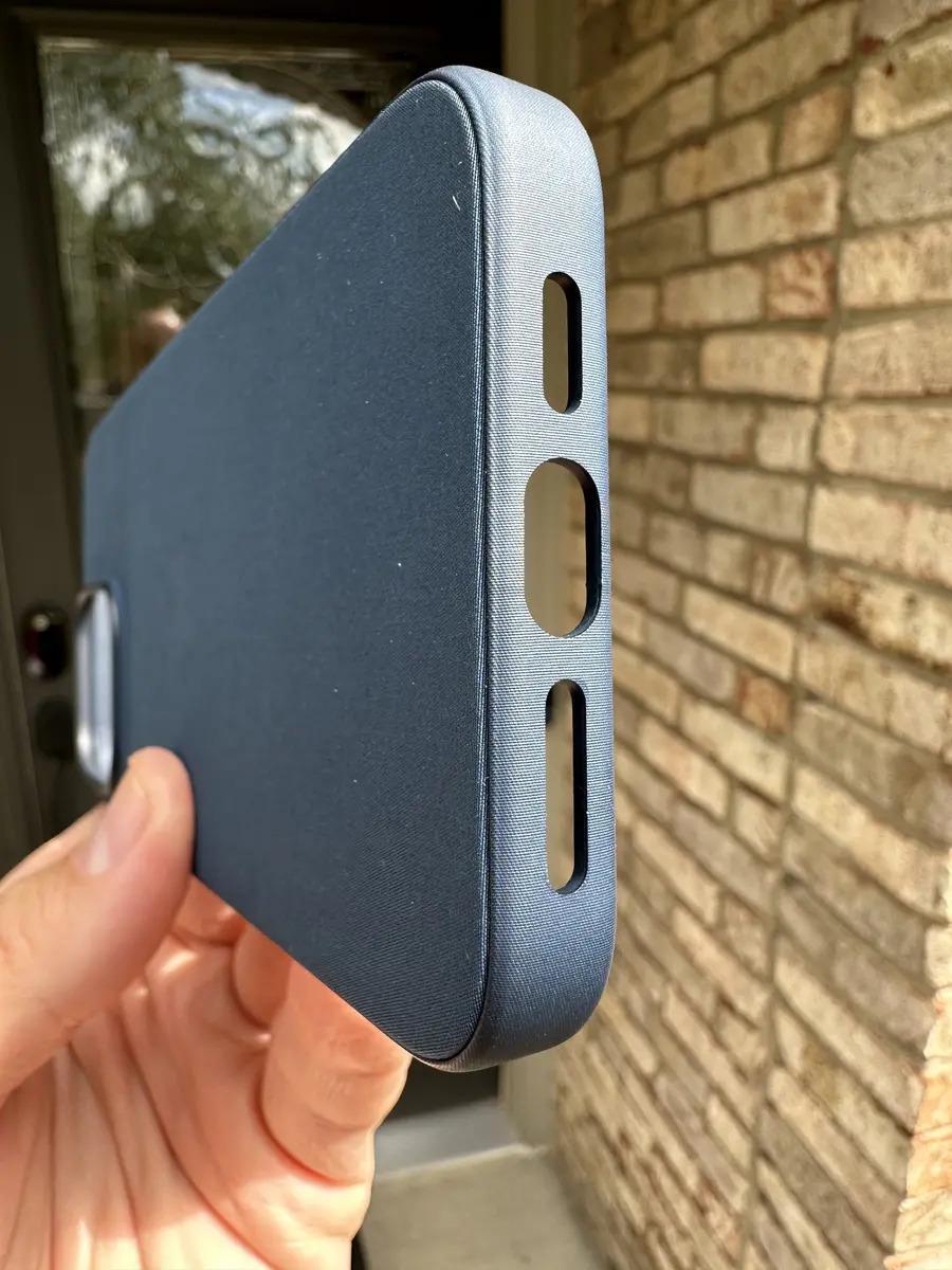 评价褒贬不一，网友开箱苹果iPhone 15系列机型 FineWoven 保护套