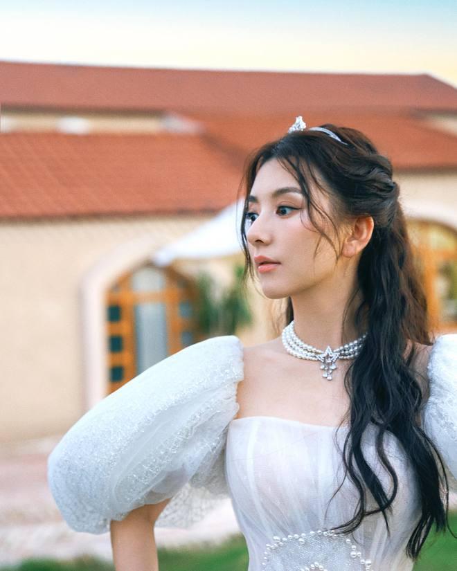 方媛晒绝美写真！头戴钻石皇冠穿白纱裙像公主