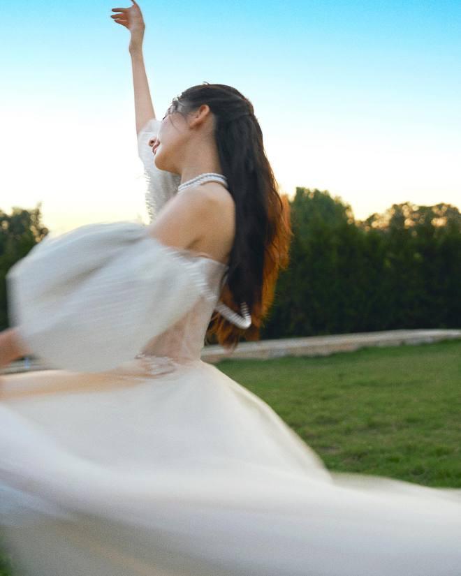 方媛晒绝美写真！头戴钻石皇冠穿白纱裙像公主