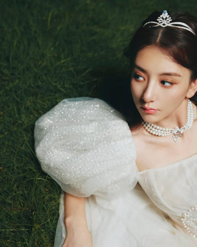 方媛晒绝美写真！头戴钻石皇冠穿白纱裙像公主