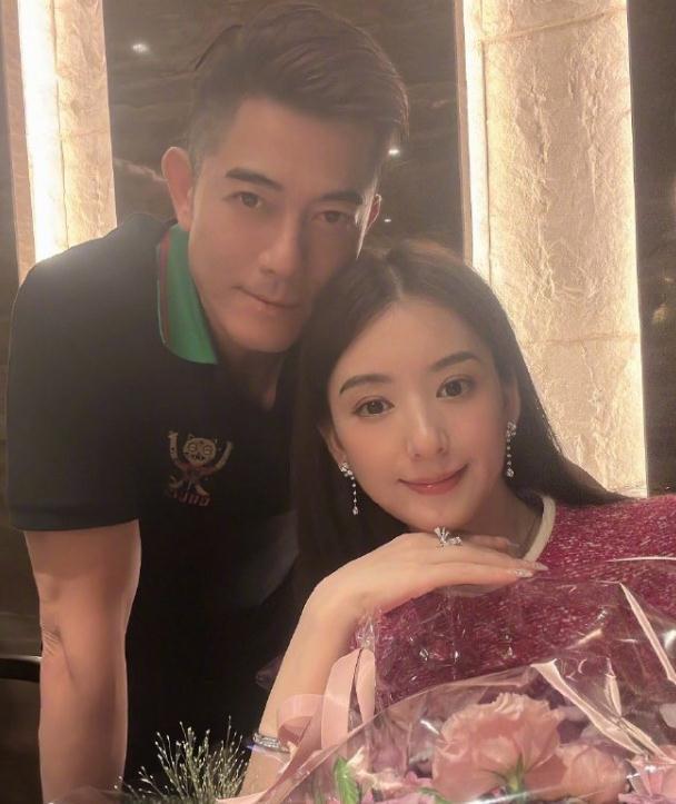 方媛晒绝美写真！头戴钻石皇冠穿白纱裙像公主