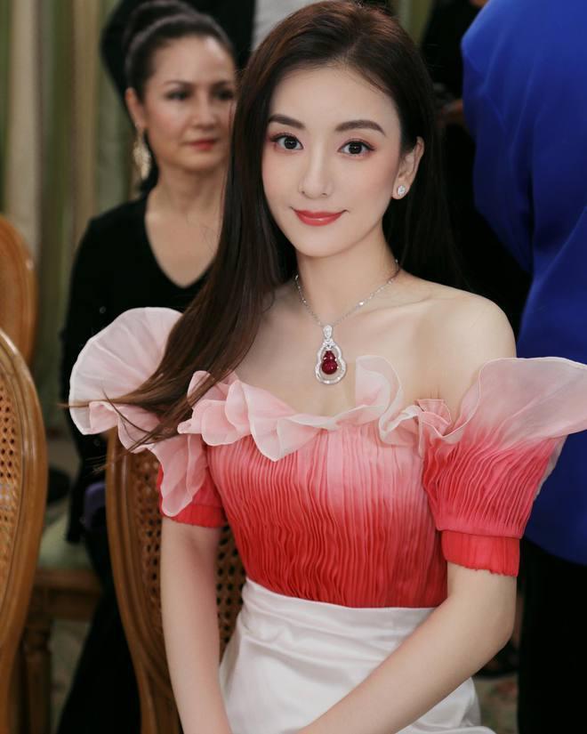方媛晒绝美写真！头戴钻石皇冠穿白纱裙像公主