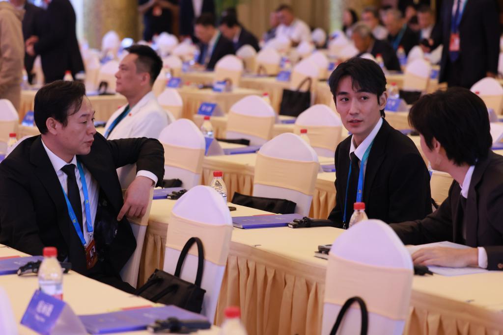 张艺谋冯小刚沈腾张颂文朱一龙等出席北京文化论坛开幕式