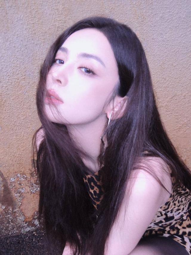 娜扎穿豹纹露背裙拍写真 眼神撩人诠释野性美感